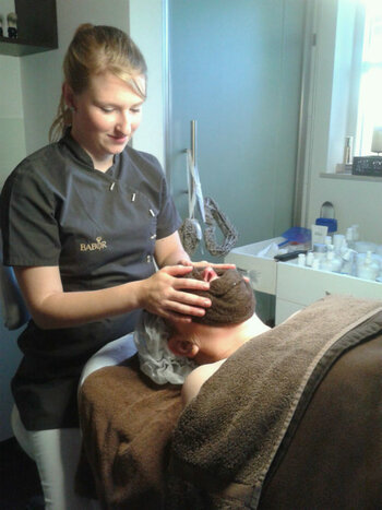 Wat is een gezichtsbehandeling bij een schoonheidsspecialiste?